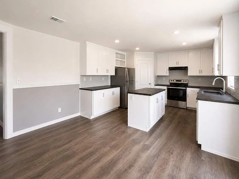 3 bed, 2.0 bath, 1493 sqft, $2,199 — Photo 2