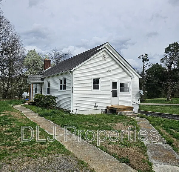816 Andrew Johnson Hwy — Photo 2