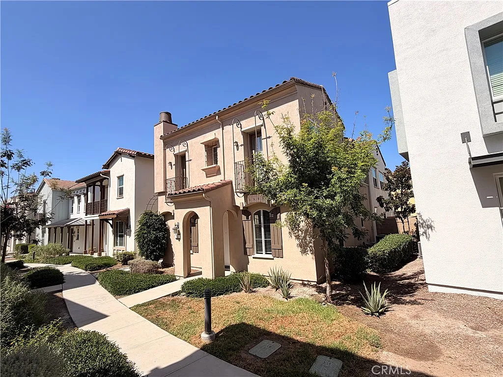 3 bed, 3.5 bath, 2134 sqft, $5,000 — Photo 2