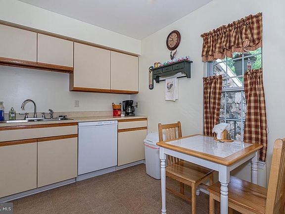 3rd image of 144 Oak Knoll Cir