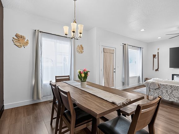 4th image of 7229 N Red Clover Way