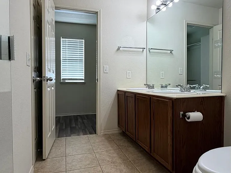 2205 Stoneleigh Pl — Photo 13