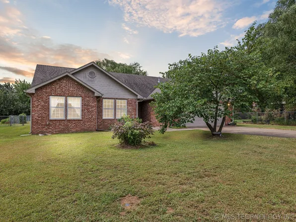 1304 SE 9th St, Wagoner, OK 74467