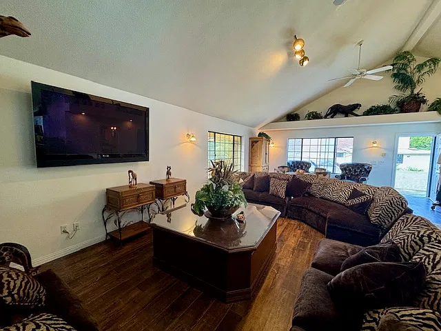 Studio, 900 sqft, $2,600 — Photo 2