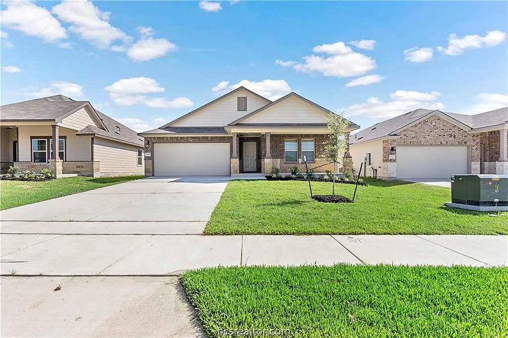 4 bed, 1568 sqft, $2,400 — Photo 1