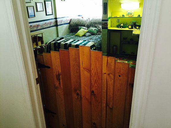 Middle upstairs bedroom with