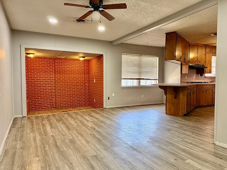 112 S Eisenhower Dr — Photo 5