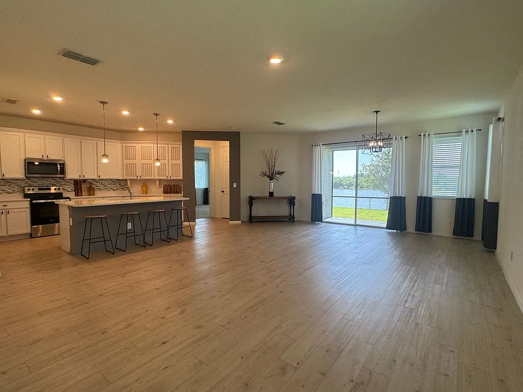 4 bed, 2.0 bath, 2009 sqft, $3,250 — Photo 2