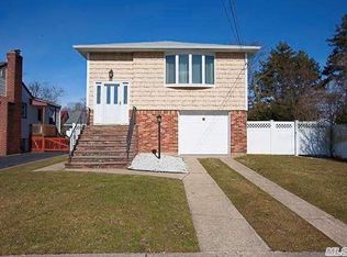 18 Willow Ln, Lindenhurst, NY 11757