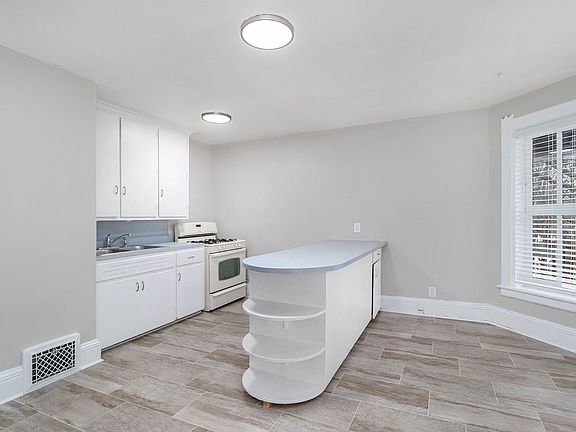 2nd image of 208 Woodward Ave APT 2