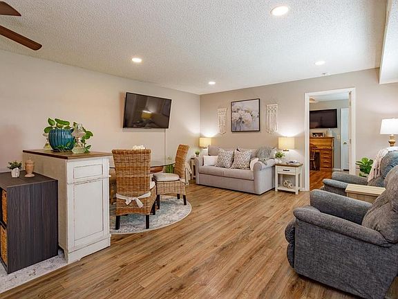 5th image of 27 WINDTREE LANE #102