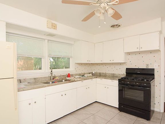 3rd image of 3858 N Sawyer Ave #2