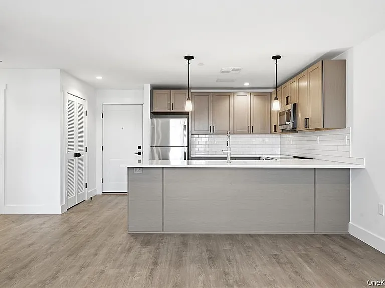 180 Deer Park Ave #207 — Photo 7
