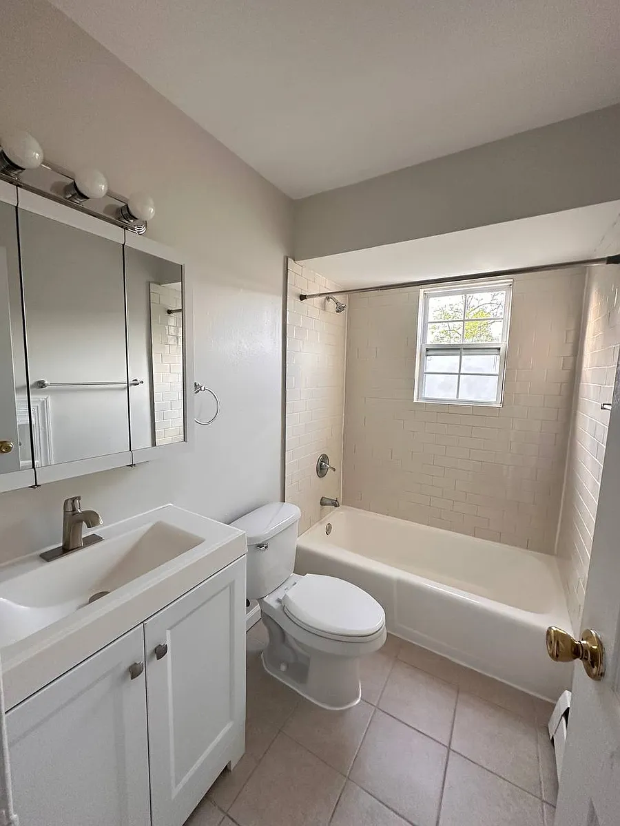 Building Photo - 582 Patten Ave #45