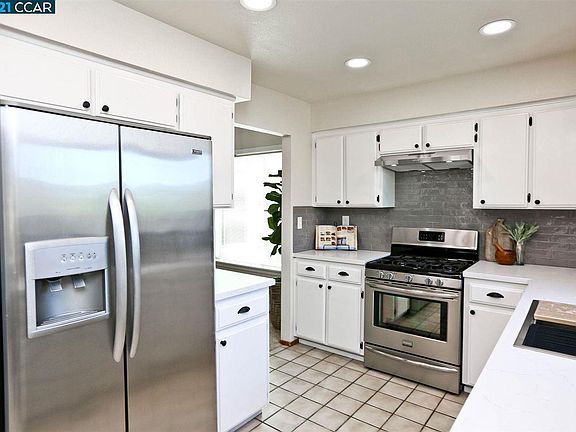 5th image of 413 Sandy Hill Ct