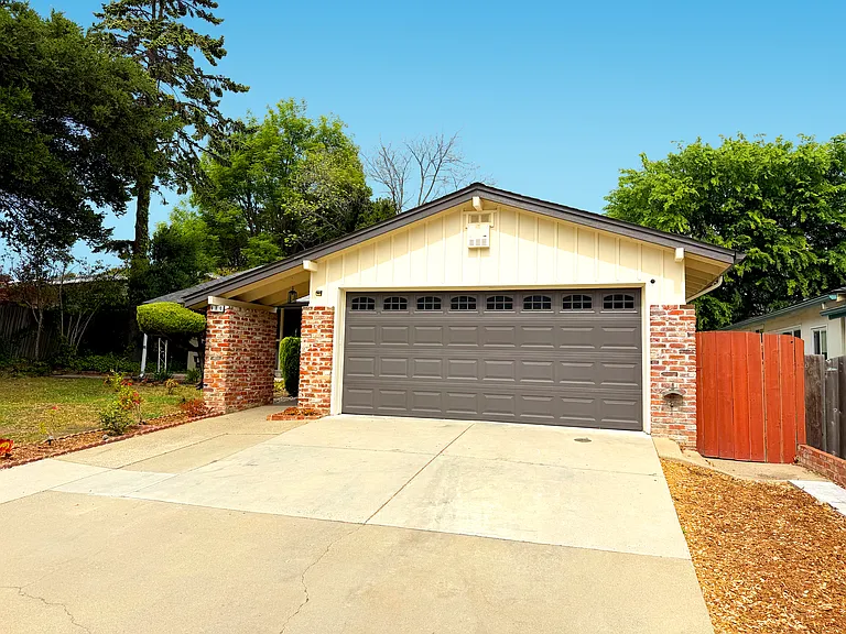 910 Helen Dr — Photo 1