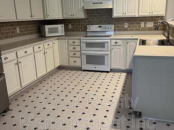 5th image of 717 Chamberlain Manor Way