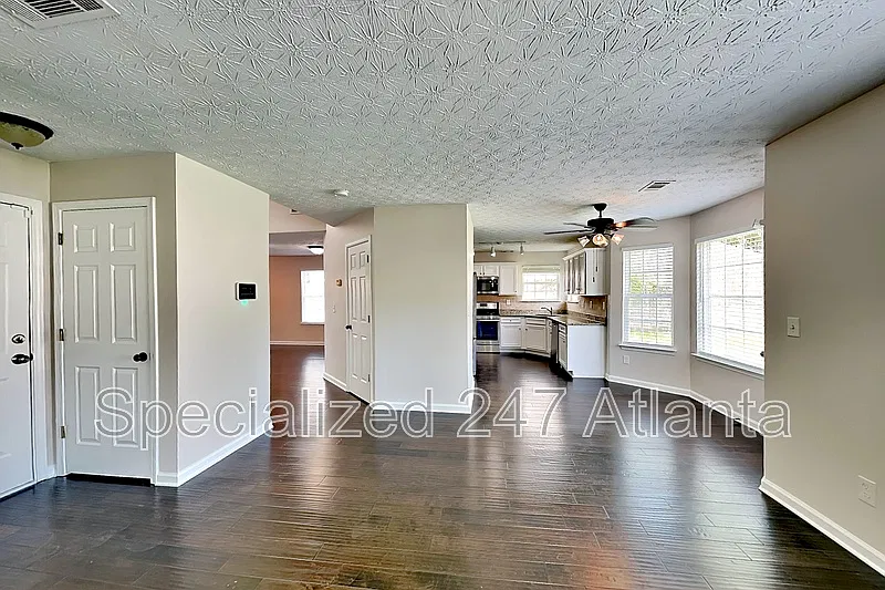 4 bed, 2.5 bath, 2082 sqft, $1,945 — Photo 3