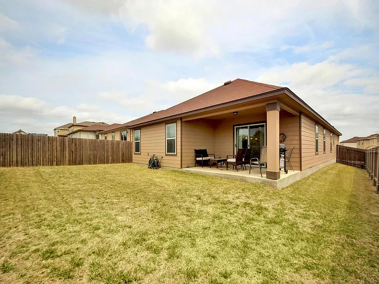 400 Gina Dr — Photo 3