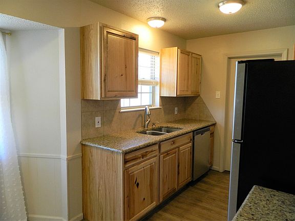 4th image of 2701 Custer Ave