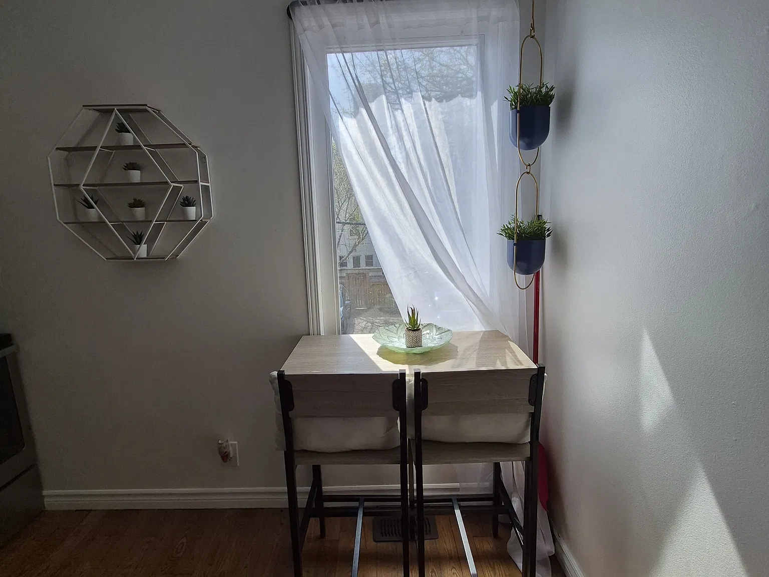 2 bed, 1000 sqft, $3,100 — Photo 2