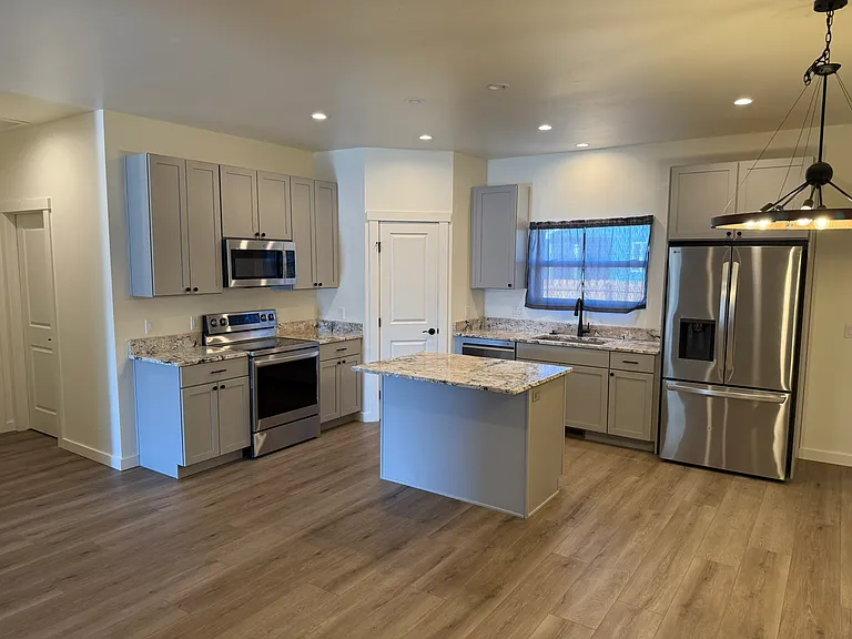 422 Jarrett Ave — Photo 3