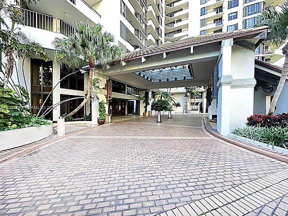 2nd image of 520 Brickell Key Dr APT A1217