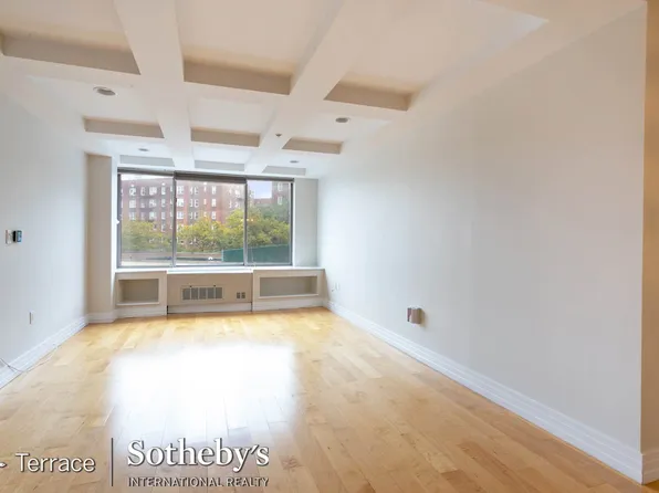 64-05 Yellowstone Boulevard image 3 of 20