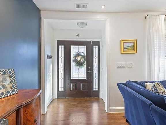 4th image of 131 Holiday St