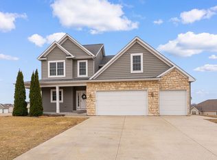 17 Blackstone Cir, Le Claire, IA 52753