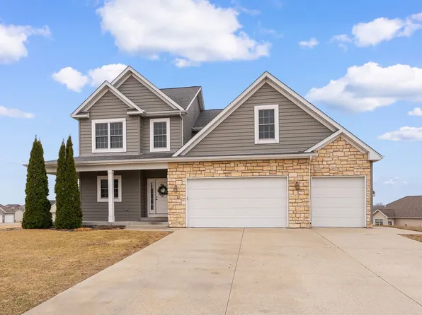 17 Blackstone Cir, Le Claire, IA 52753