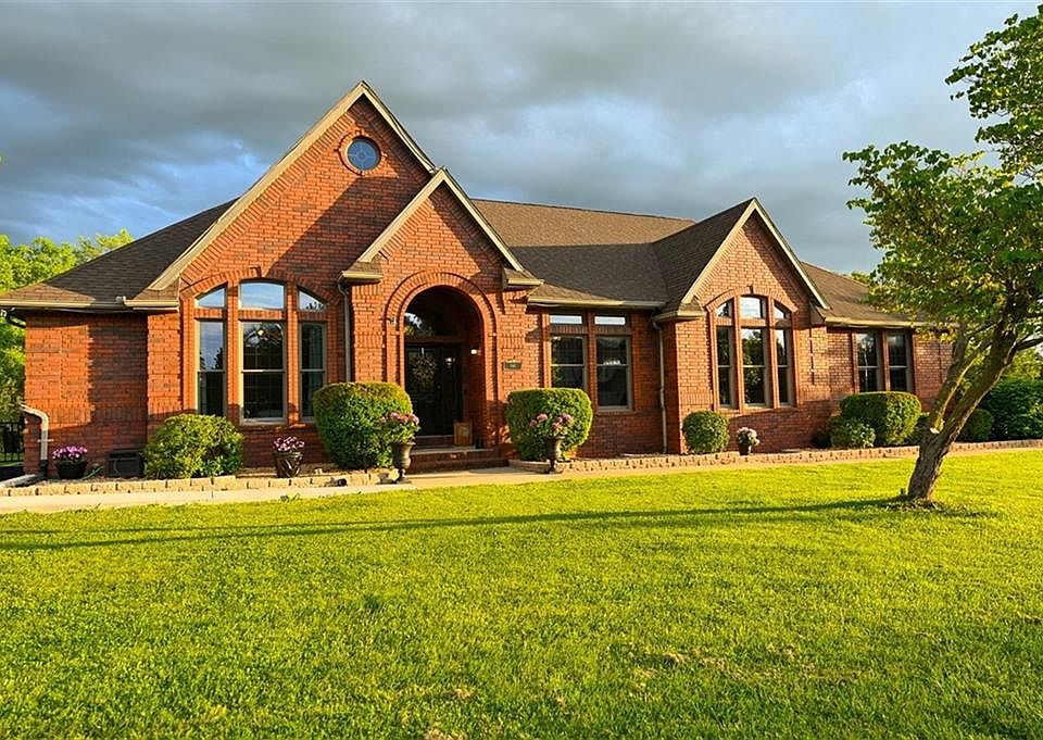 1st image of 1 Shamrock Dr