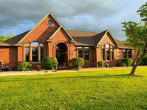 1 Shamrock Dr, Lamar, MO 64759