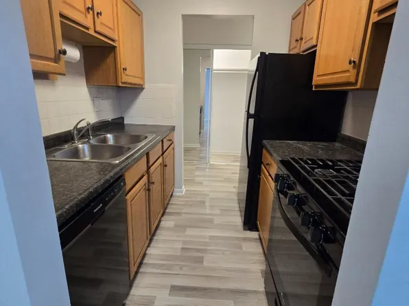 639 Trace Dr APT 207, Buffalo Grove, IL 60089