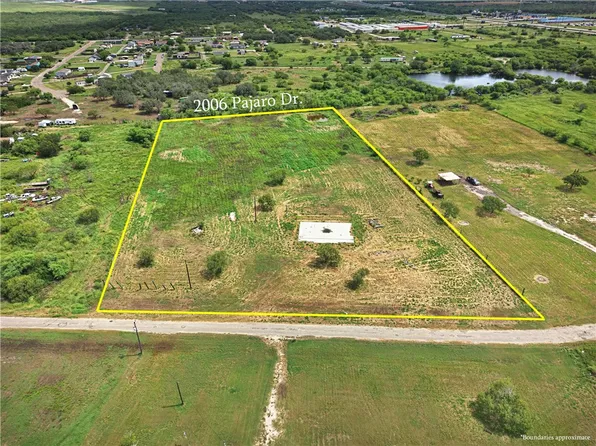 2006 Pajaro Dr, Sinton, TX 78387