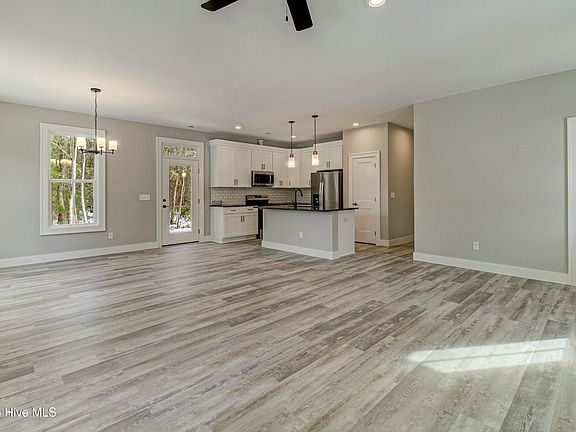 3rd image of 812 Nahrath Drive SE