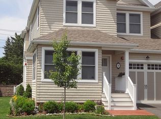 8 Meadow Way, Eastport, NY 11941
