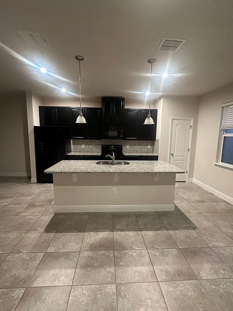 Beautiful 3 Bedroom, 2.5 Bath Winter Garden Townhome with Private Courtyard & 2-Car Garage! — Photo 4