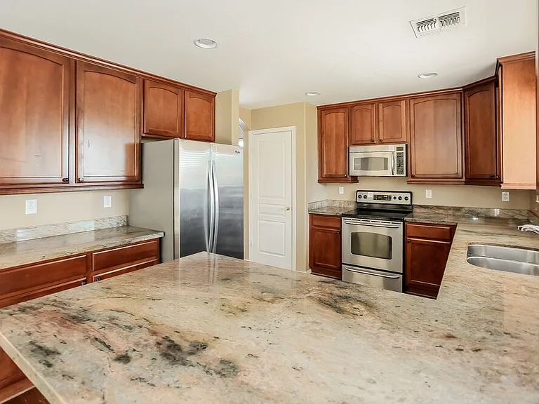 6830 S 44th Ln — Photo 7
