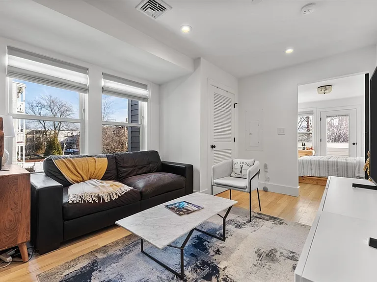 223 Saratoga St #202 — Photo 3