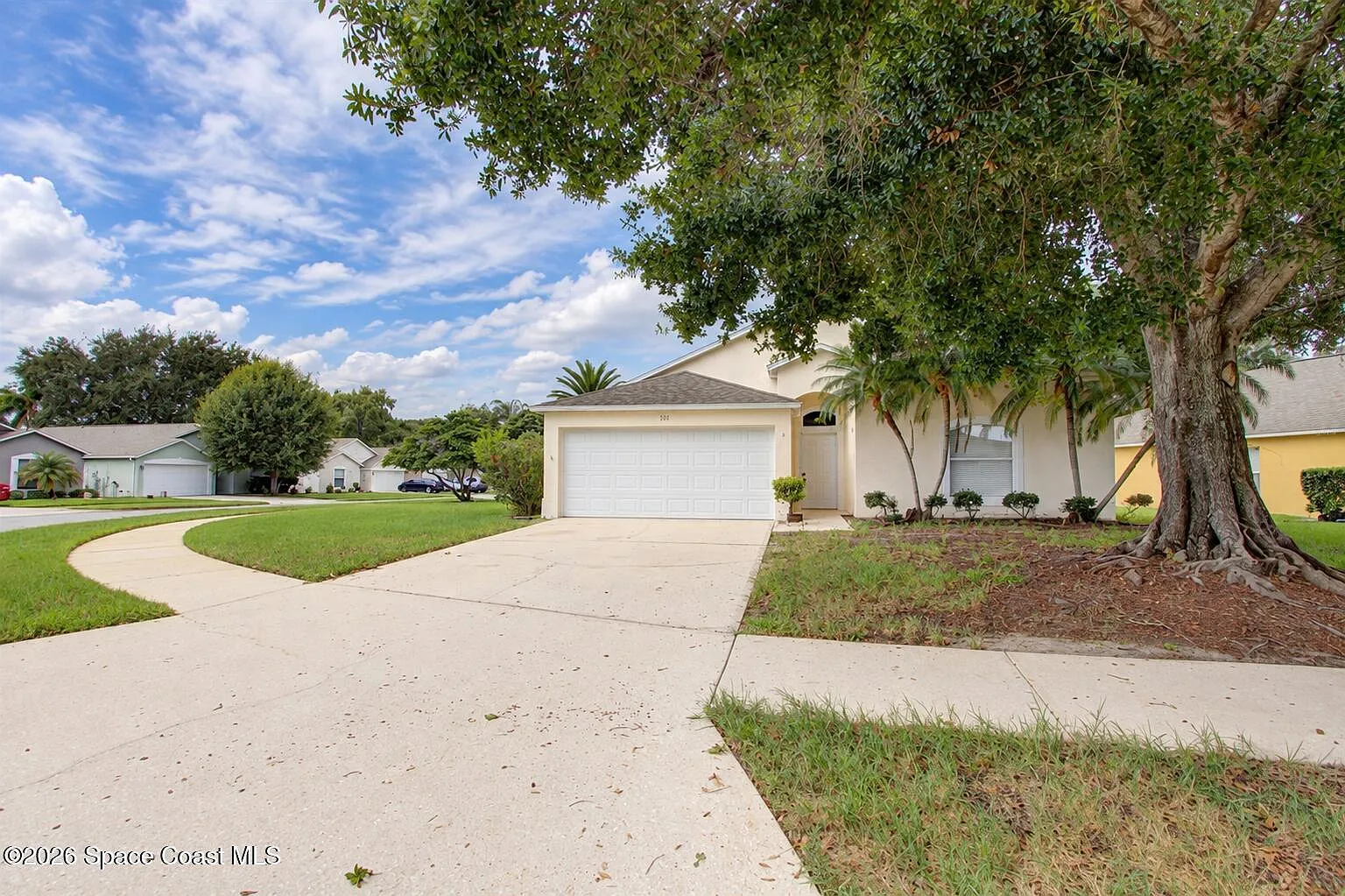 3 bed, 2.0 bath, 1424 sqft, $2,400 — Photo 1