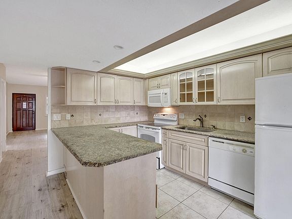 4th image of 917 NE 16th Avenue #7