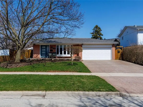 475 Sunset Dr, Oakville, ON L6L 3N3