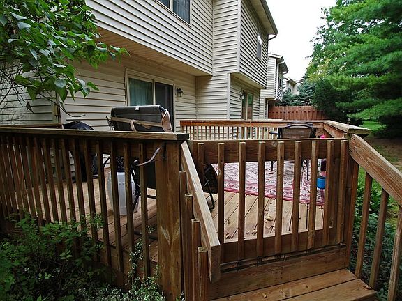 5th image of 522 E Foxtrail Cres