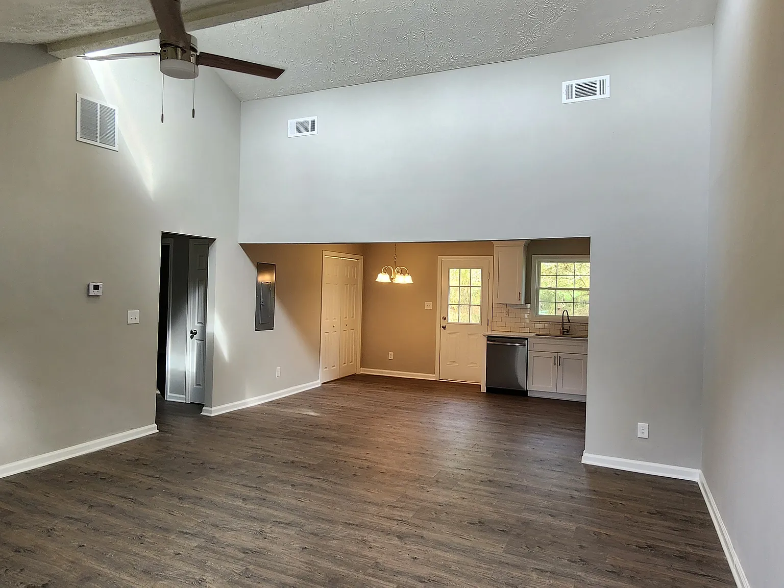 162 Ashmore Dr — Photo 4