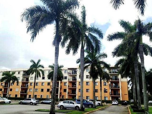 **Centrally located unit in Fontainebleau area**