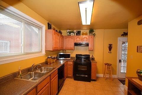 4th image of 1756 Lawn Ave