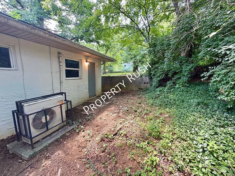 708 W 47th St #B — Photo 15