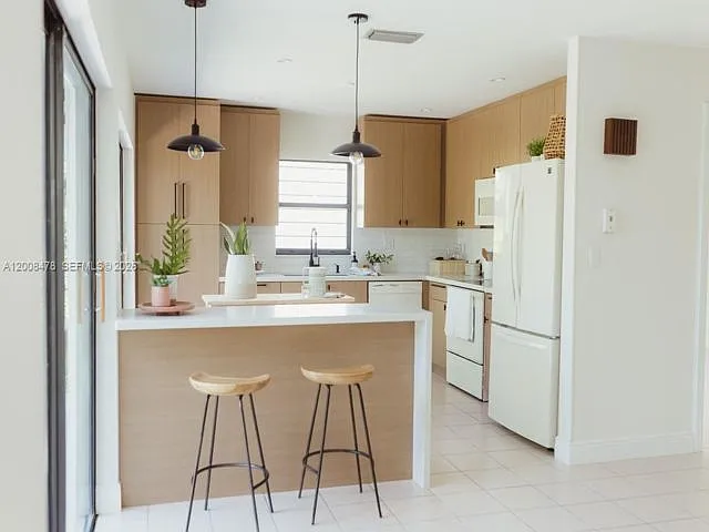 3 bed, 2.0 bath, 1802 sqft, $4,550 — Photo 2