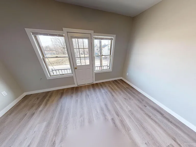 7926 Lorain Ave — Photo 5